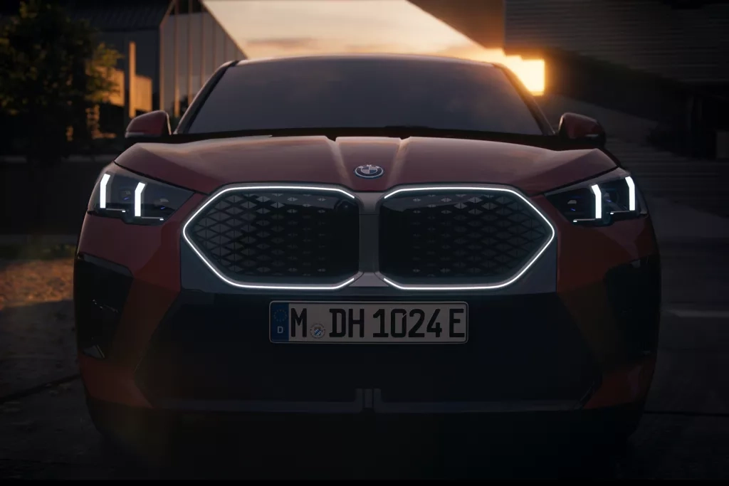 Profil latéral du BMW iX2 électrique vue avant