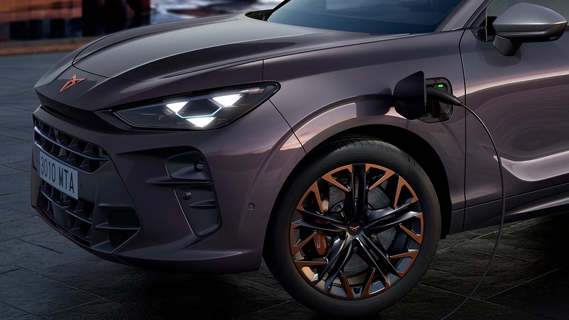 Vue profil recharge Cupra Terramar hybride rechargeable