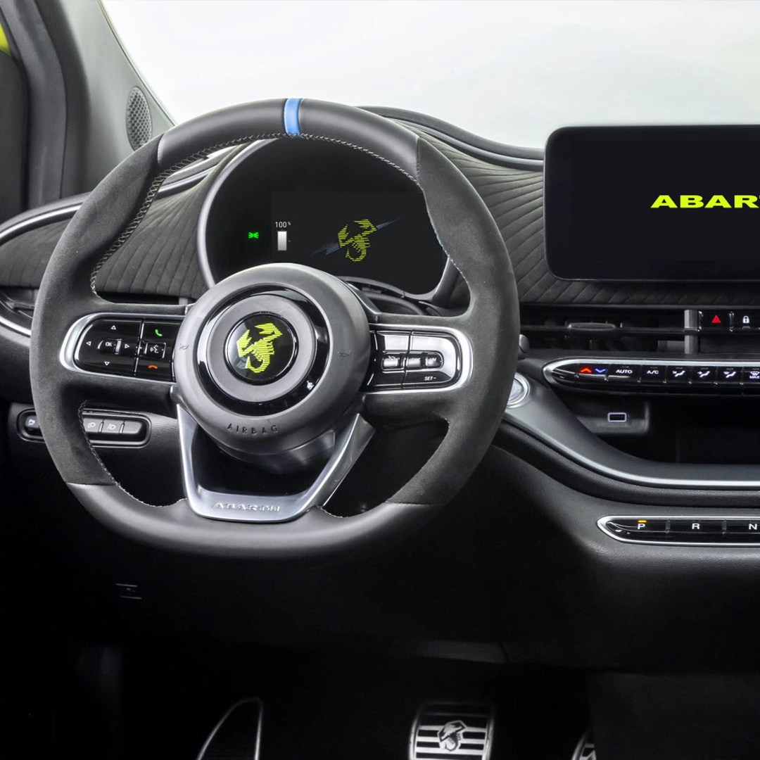 Face avant de l’Abarth 600e avec signature lumineuse LED.