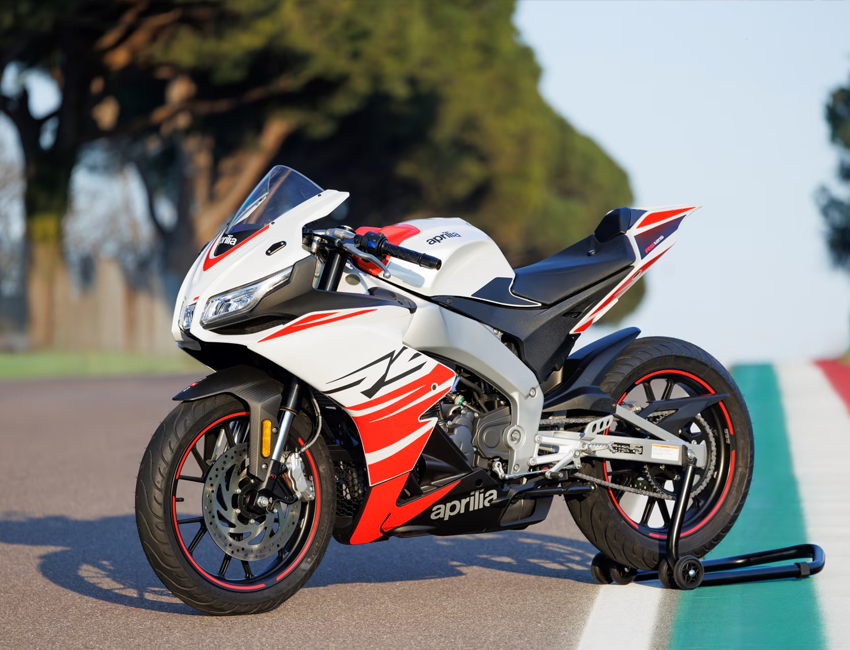 Vue de profil de l’Aprilia RS 125 sur fond noir