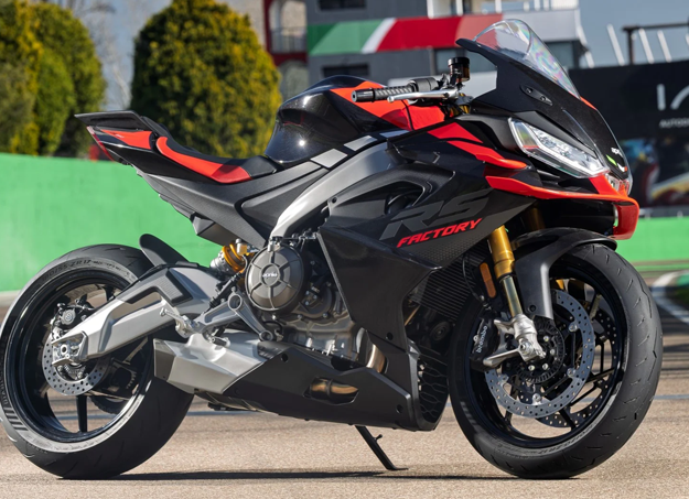 Profil complet de l'Aprilia RS 660 sur parking