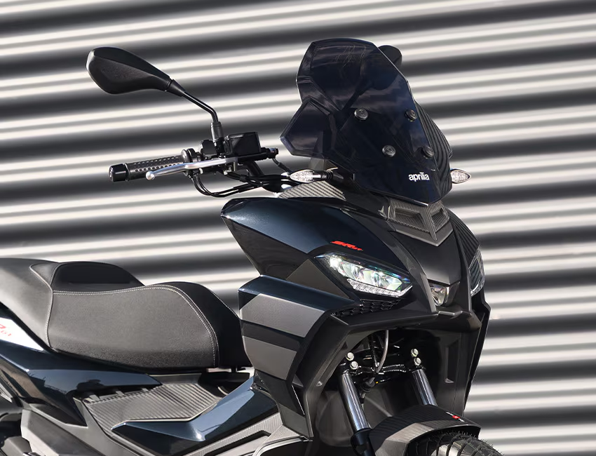 Scooter Aprilia SR GT en action sur route urbaine