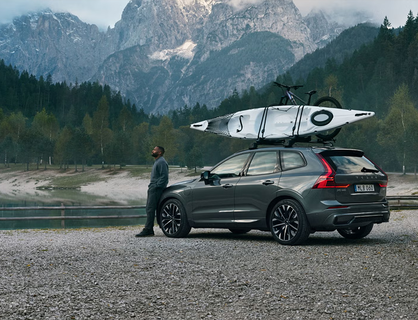 Vue avant du Volvo XC60 sur route de nuit