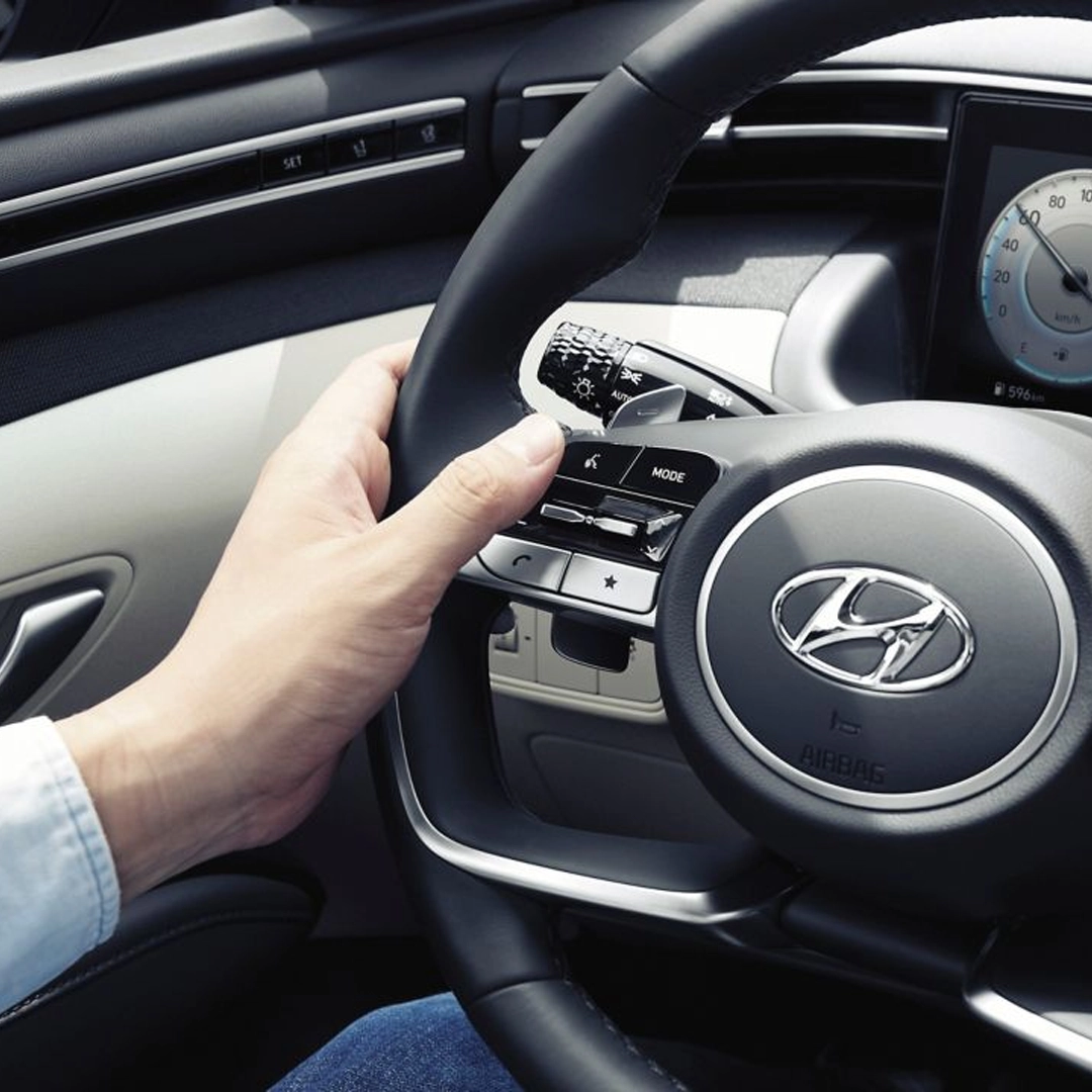 Vue volant du Hyundai TUCSON Hybrid stationné