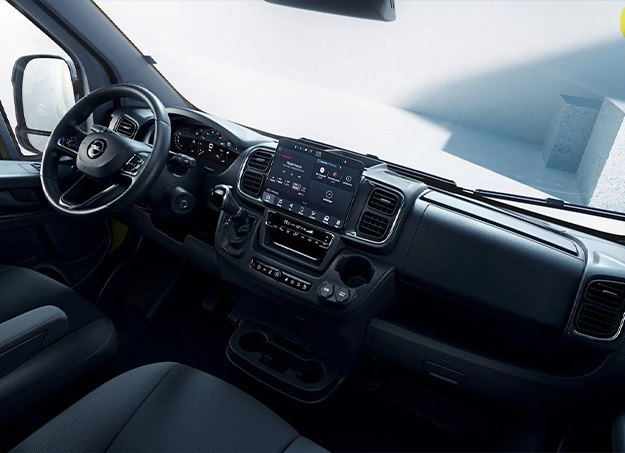 Intérieur cabine de l’Opel Movano avec tableau de bord moderne