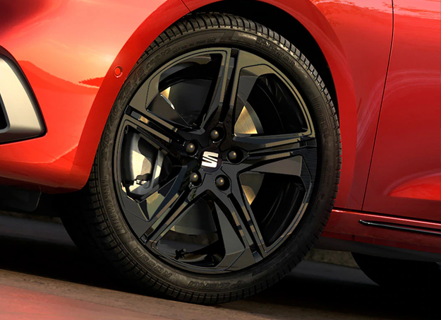 vue jante avant de la Seat Leon 2025 avec phares LED allumés