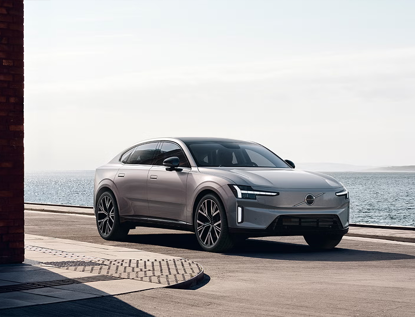 Vue trois quart sur route dans la Volvo ES90